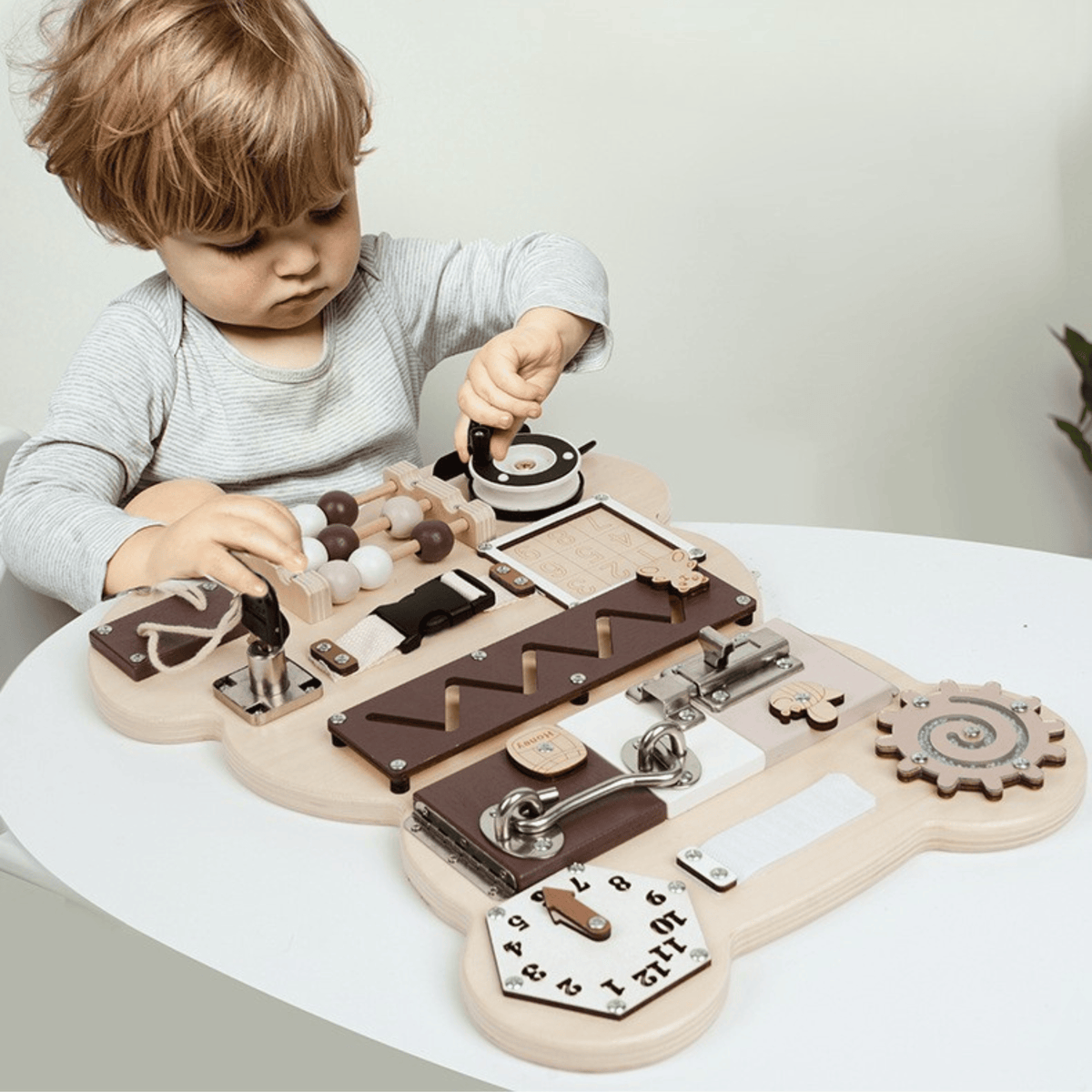 Montessori Busy Board aus Holz in Bärenform – Sensorik- und Motorikspielzeug für Kleinkinder
