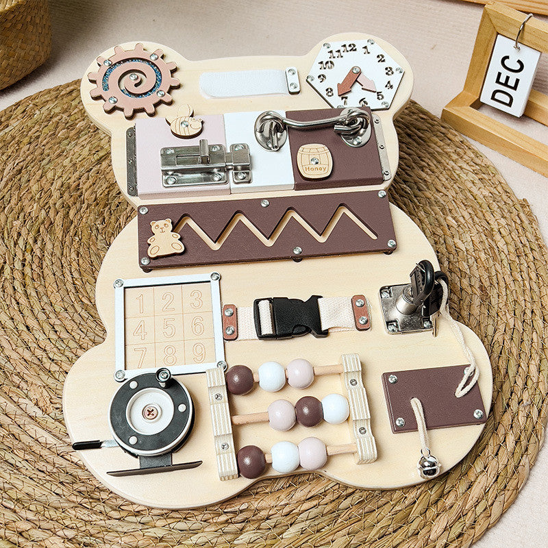 Montessori Busy Board aus Holz in Bärenform – Sensorik- und Motorikspielzeug für Kleinkinder